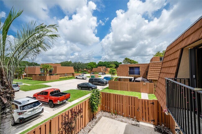 Building Photo - 2536 Camelot Ct