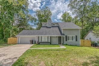 Building Photo - Large 3 bed 2 bath home with fenced backyard