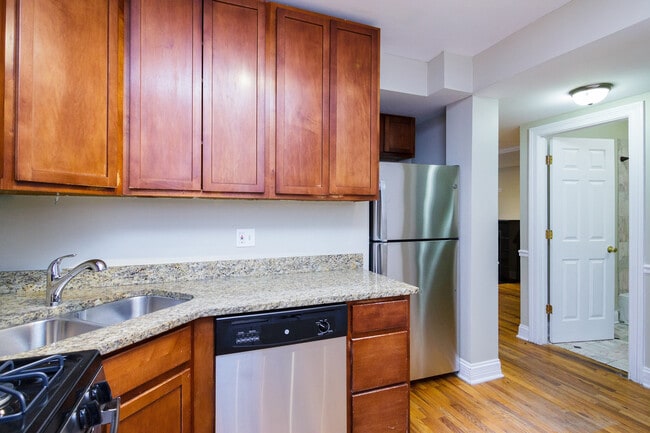 Building Photo - 1644 W Greenleaf Ave