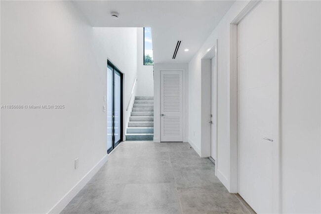 Building Photo - 2842 SW 32nd Ct