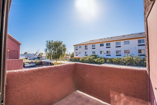 Building Photo - Beautiful 2 bed, 2 bath condo ready to mov...