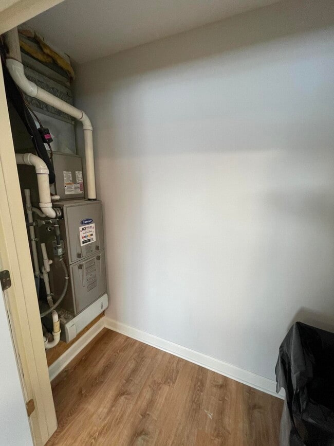 Building Photo - 210 W 6th St