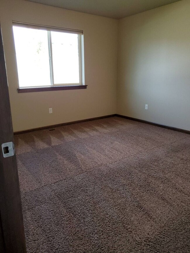 Building Photo - Lovely newer 3 bedroom 2 bath home for ren...