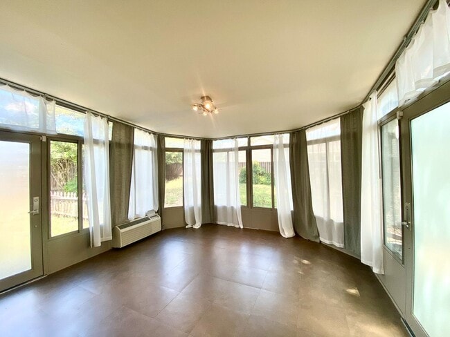 Building Photo - Modern Design 3 Bedroom 2 Bath
