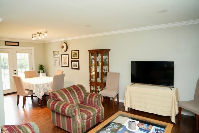 Building Photo - 211 Sandalwood Dr