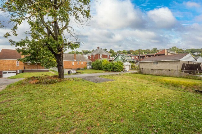 Building Photo - MOVE IN SPECIAL! SCORE HALF OFF 1ST MONTH'...