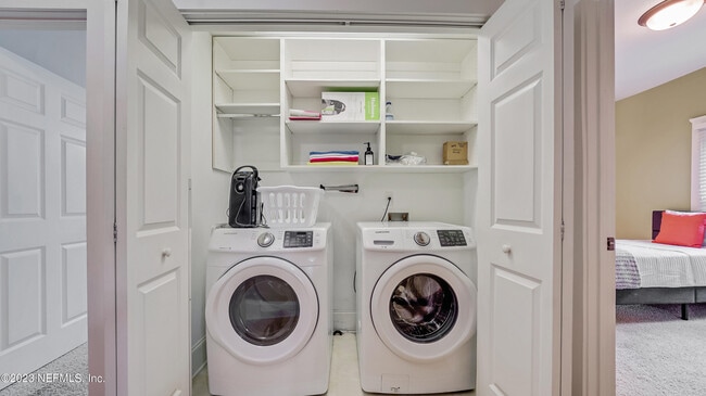 Building Photo - 128 E 9th St