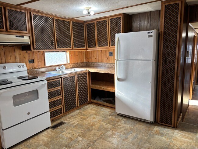 Building Photo - 2 bedroom mobile home located in the rolling hills of Moore County.