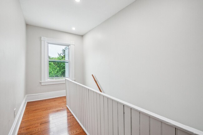 Building Photo - 6 Hughes Pl