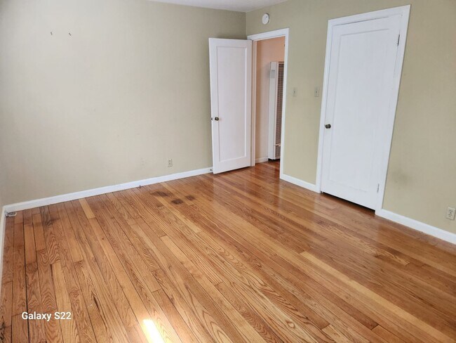 Building Photo - Beautiful 2 bedroom/1 bathroom home with a...