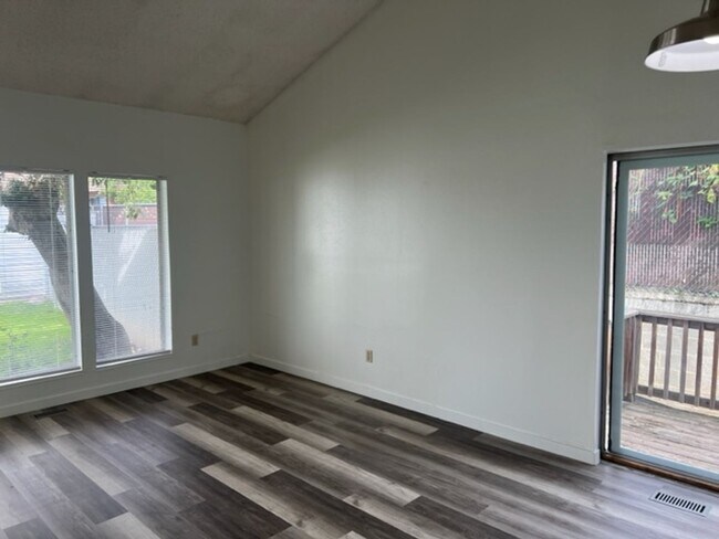 Building Photo - REMODELED 2 BEDROOM TOWNHOME