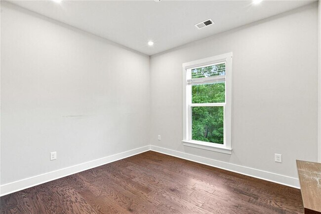 Building Photo - 411 Riverclub Rd