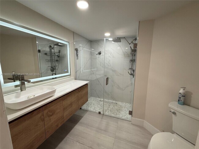 Building Photo - 9405 Fontainebleau Blvd