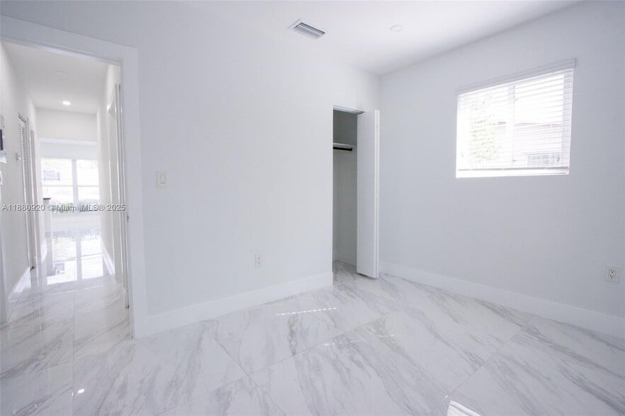 Building Photo - 320 NE 172nd St