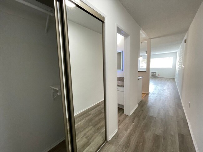 Interior Photo - 14220 Burbank Blvd