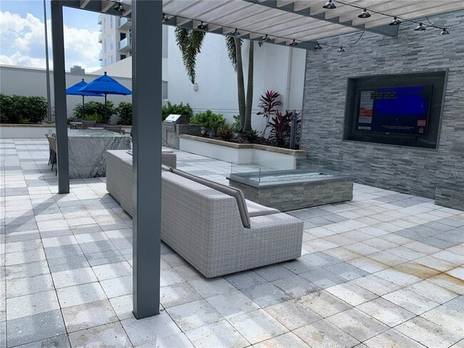 Building Photo - 415 E Pine St