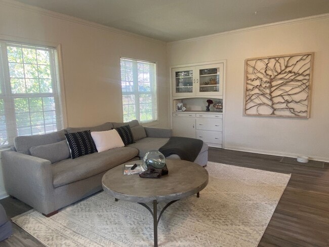 Building Photo - Pleasanton, Charming Downtown Living, Walk to Main St. 3 bed / 1 bath – Large Yard! Great schools