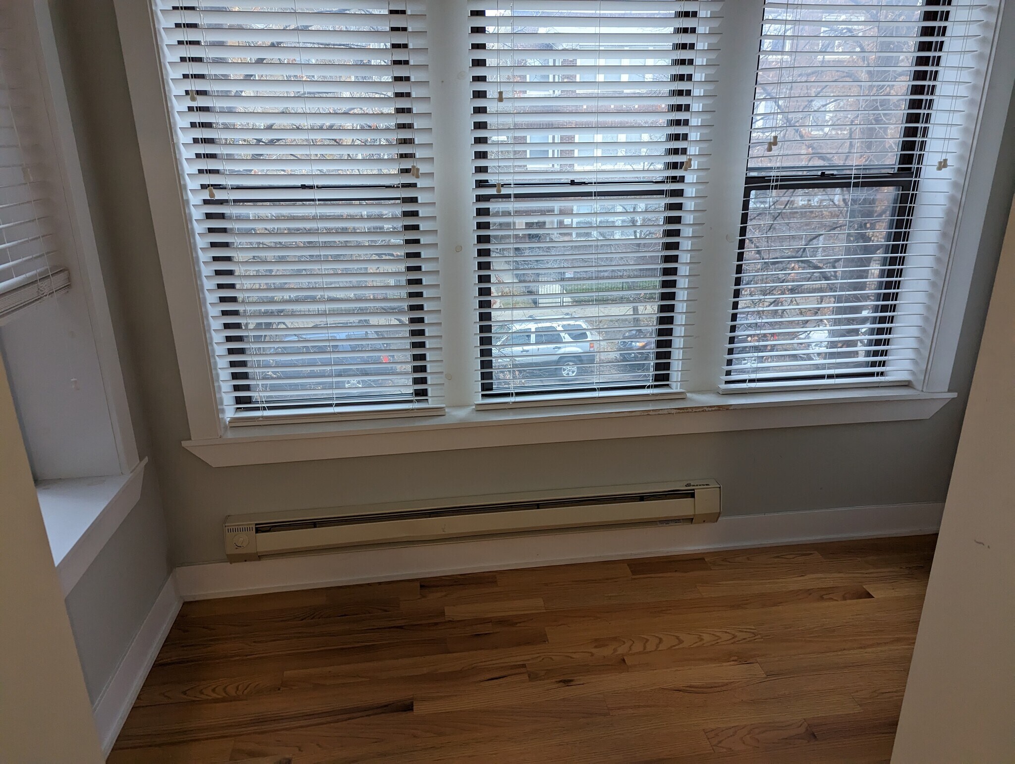 Building Photo - 4419 N Wolcott Ave