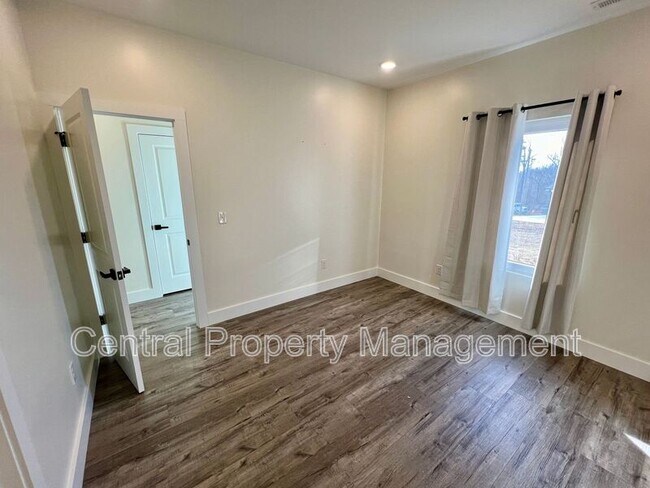 Building Photo - 32 Beverly Hills Dr