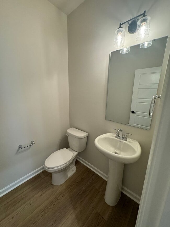 Building Photo - Built in 2024 End Unit with very convenien...