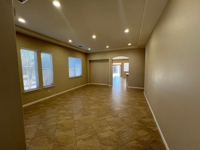 Building Photo - 4-bedroom single story located in Sylvan S...