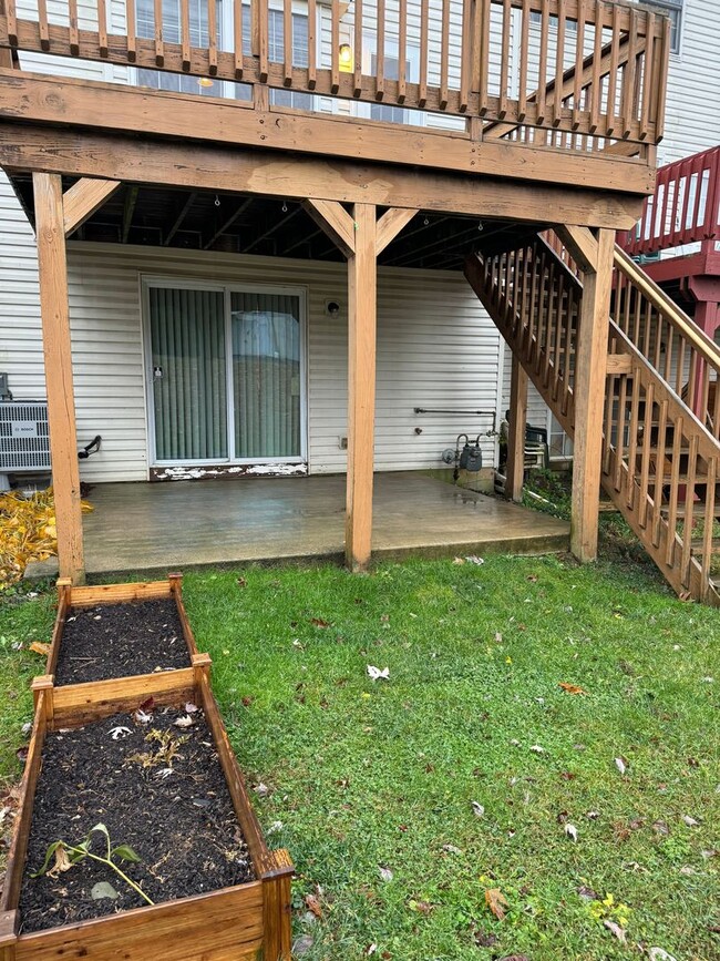 Building Photo - THREE BEDROOM TOWNHOUSE