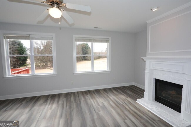 Building Photo - 3205 Vaughan Dr