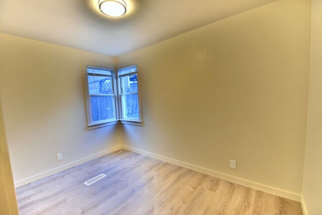 Building Photo - 2Bd/1Ba Lake Forest Park Home