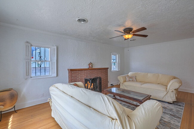 Building Photo - 618 Sycamore St NE