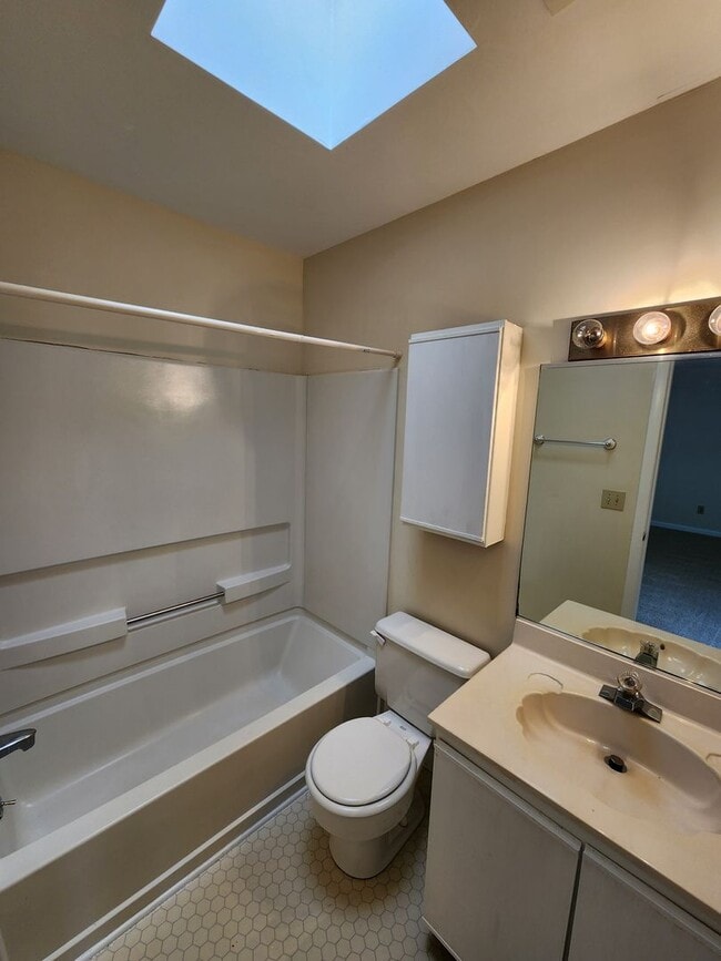 Building Photo - Chapel Hill / Finley Forest Townhouse