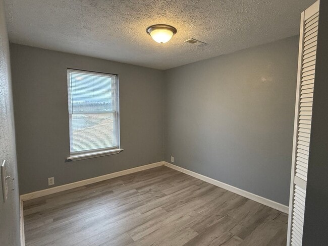 Building Photo - 155 Tamarack Dr