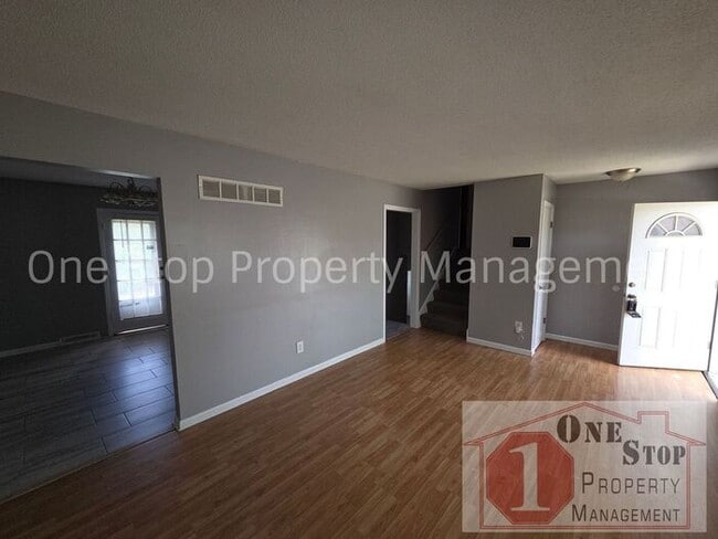 Building Photo - The Perfect 3 bedroom/2 bathroom home in Grandview, MO!