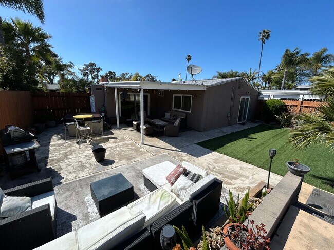 Building Photo - 3 Bed, 1 Bath in Clairemont with a Pool!
