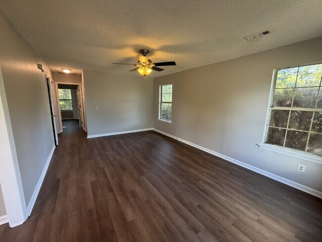 Building Photo - Home For Rent