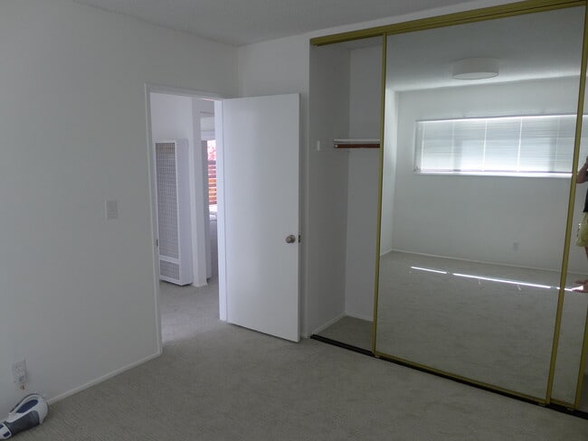 Building Photo - 2802 Ingleside Dr