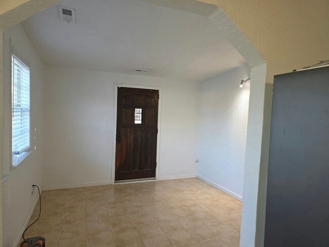 Building Photo - 709 Windy Rd