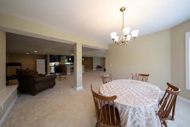 Building Photo - 727 Aster Rd