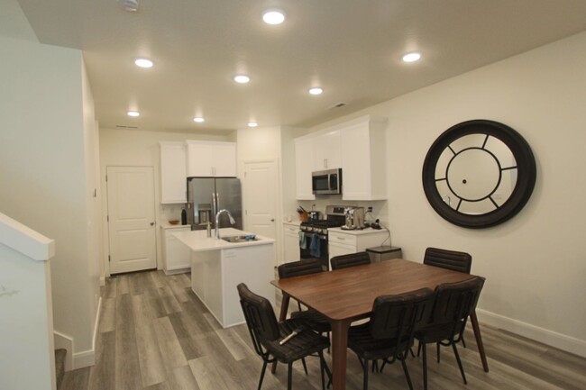 Primary Photo - DESERT COLOR 3 Bed 2.5 Bath