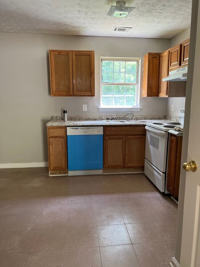 Building Photo - Charming 4 Bedroom Home