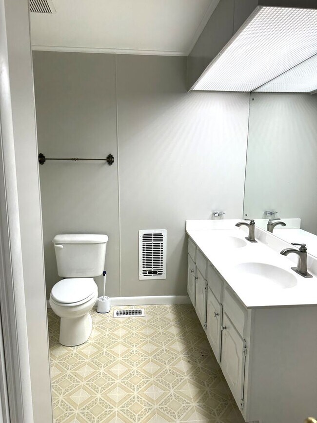 Building Photo - IMMACULATE ONE LEVEL HOME AVAILABLE IN SUR...
