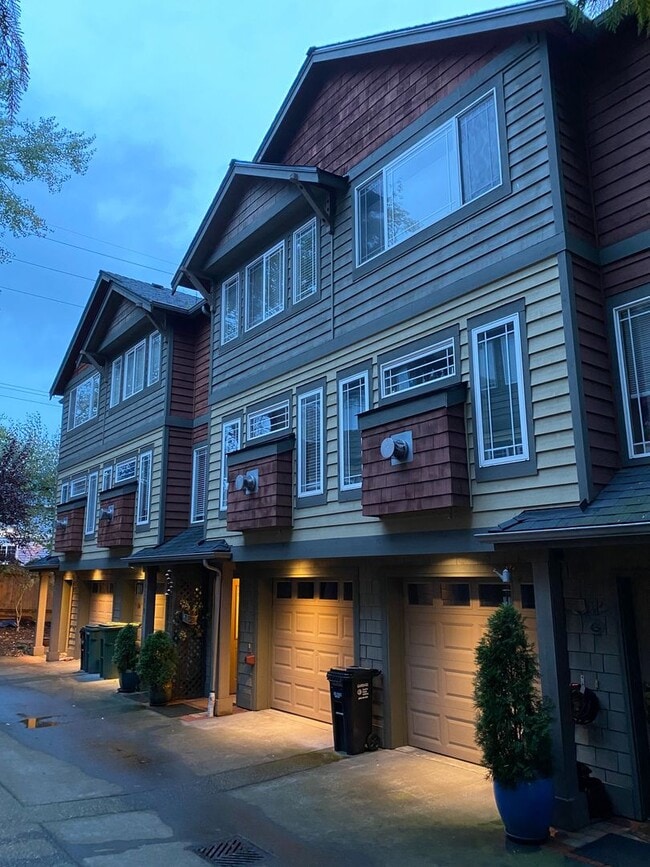 Building Photo - Appealing 3 bed / 1.5 bath townhouse in Greenwood/N Seattle