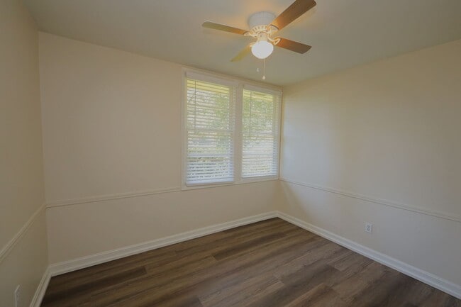 Building Photo - 902 Ridgewood Dr