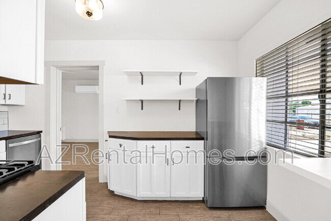 Building Photo - 5513 E Earll Dr