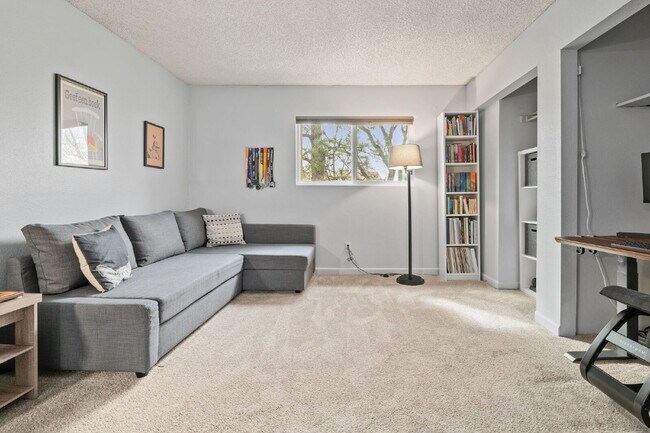 Building Photo - Great 2 bed 2 bath town house centrally lo...