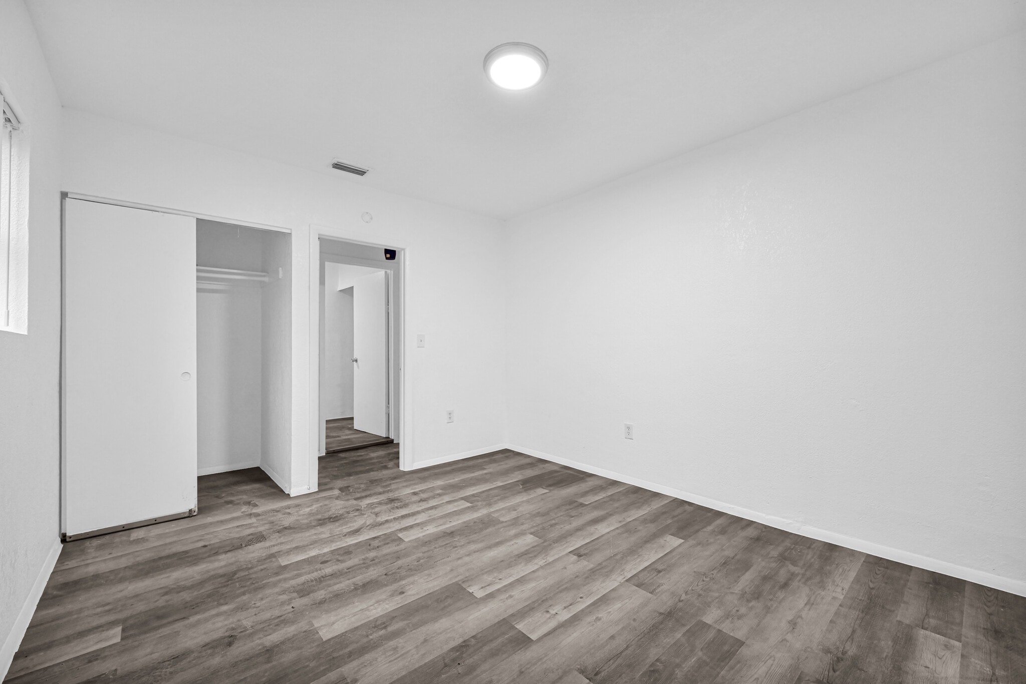 Building Photo - 2435 Plunkett St