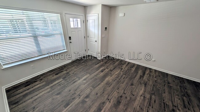 Building Photo - *** MOVE IN SPECTIAL *** Elegant New 3BR T...