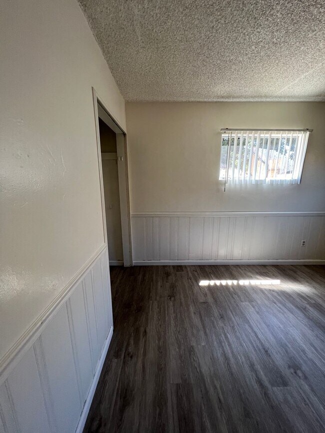 Building Photo - 5 bed 3 bath w/ large rooms and backyard