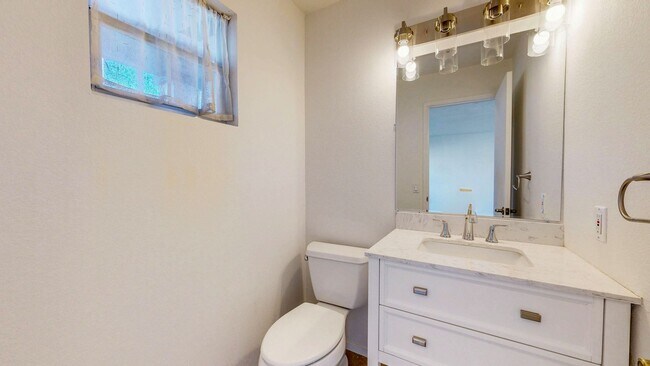 Building Photo - Charming 3 Bedroom 2.5 Bath with Bonus Room and Private Yard!