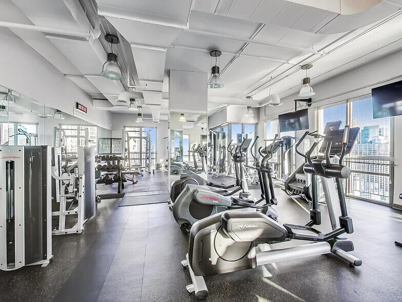 Building Photo - 2 E Erie St