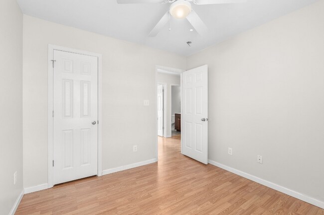 Building Photo - 131 Cherry Grove Dr